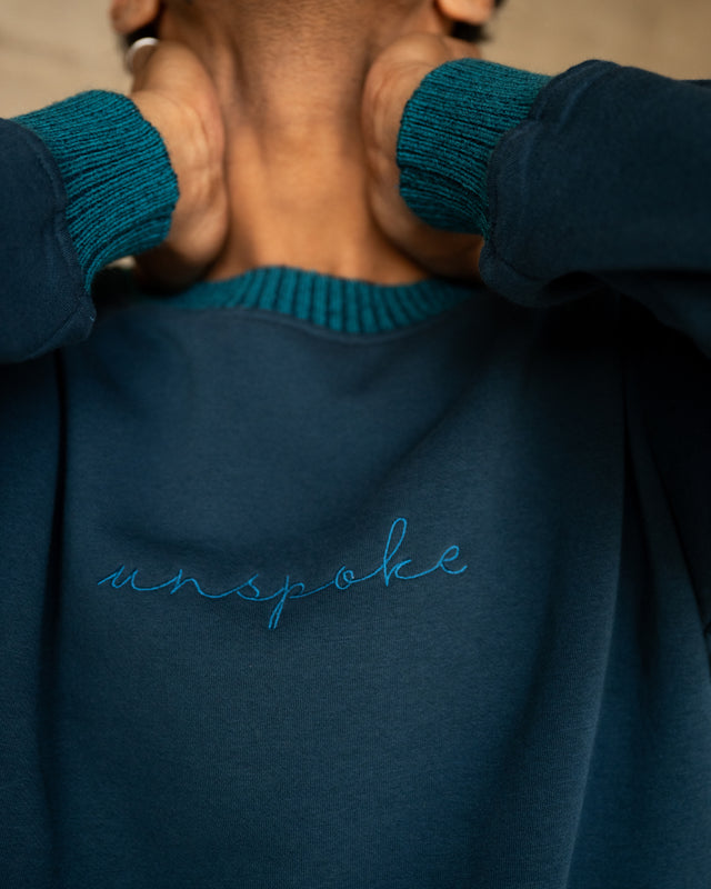 MUST HAVE SWEATSHIRT [UNISEX]